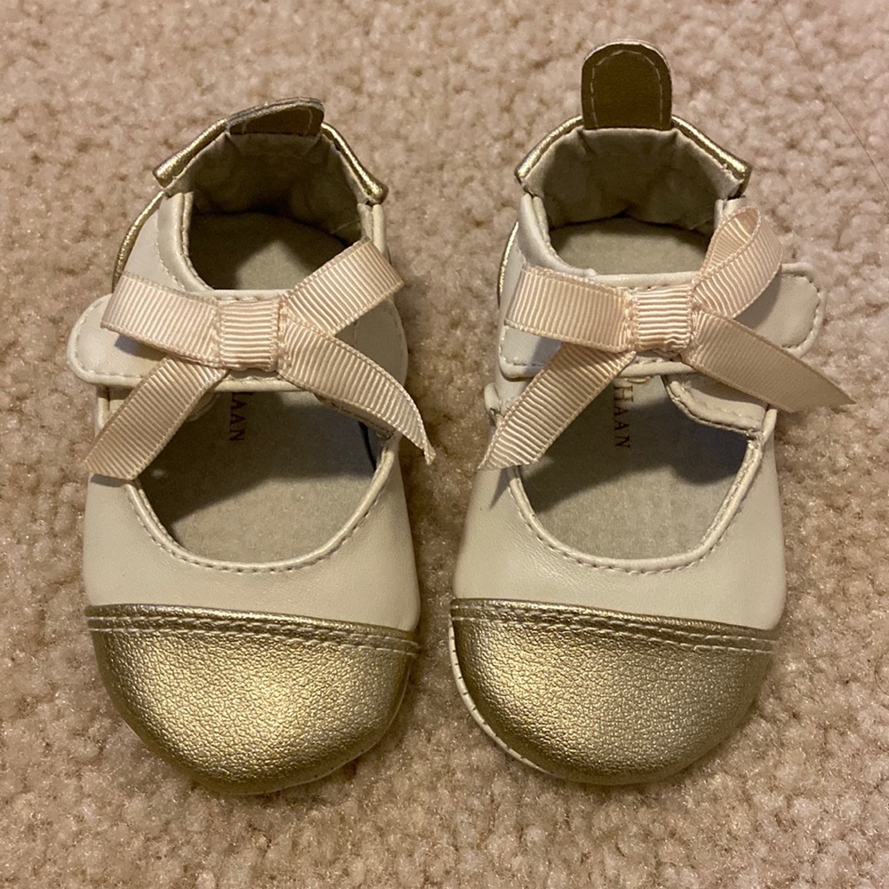 Like new - Cole Haan baby shoes size 2
